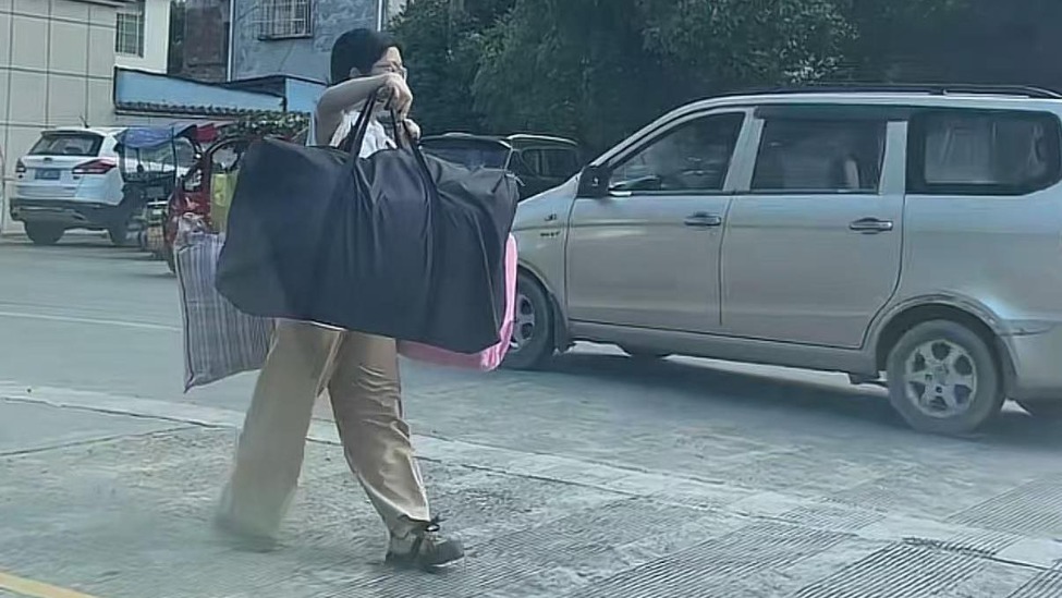 女生高考后独自挑着行李回家，班主任：她学习很刻苦
