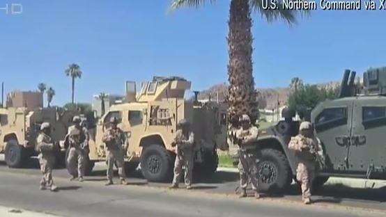 洛杉矶警方利用橡皮子弹和装甲车驱散人群