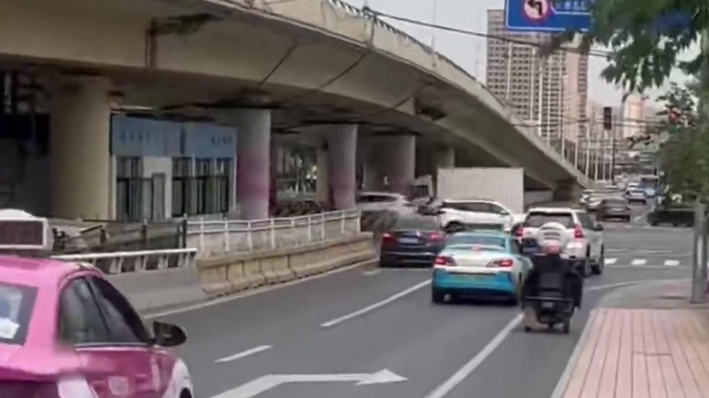 兰州雁滩黄河大桥天水路下桥处信号灯太远