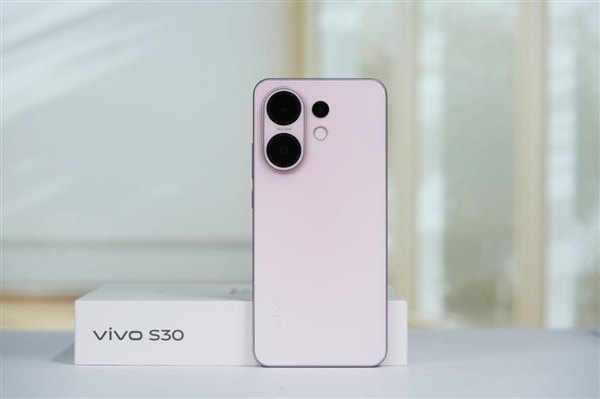 手感绝佳纯直屏,vivo S30桃桃粉图赏