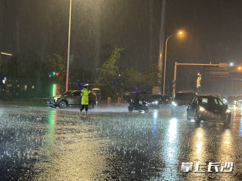 刚刚护航完第一天高考的长沙交警身披荧光雨衣、顶风冒雨奔赴一线,为雨夜出行的市民撑起安全“保护伞”。长沙晚报通讯员 杨哲 供图