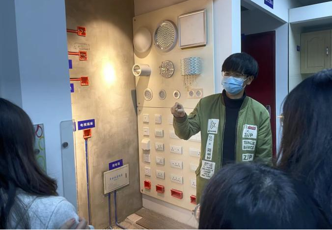 学生在材料施工与构造实验室上课