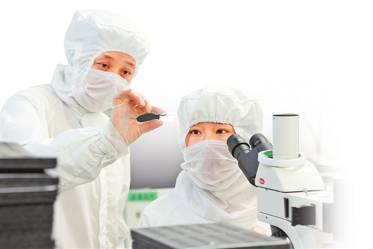 河南省光子集成芯片中试基地中试人员工作现场。受访者供图