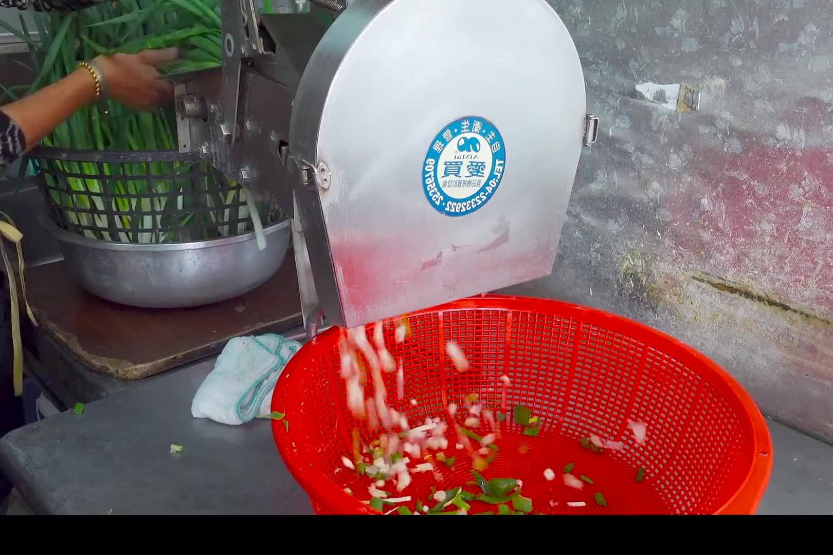 台湾街头葱花大饼制作，传承自河南老家，每一口都充满葱香