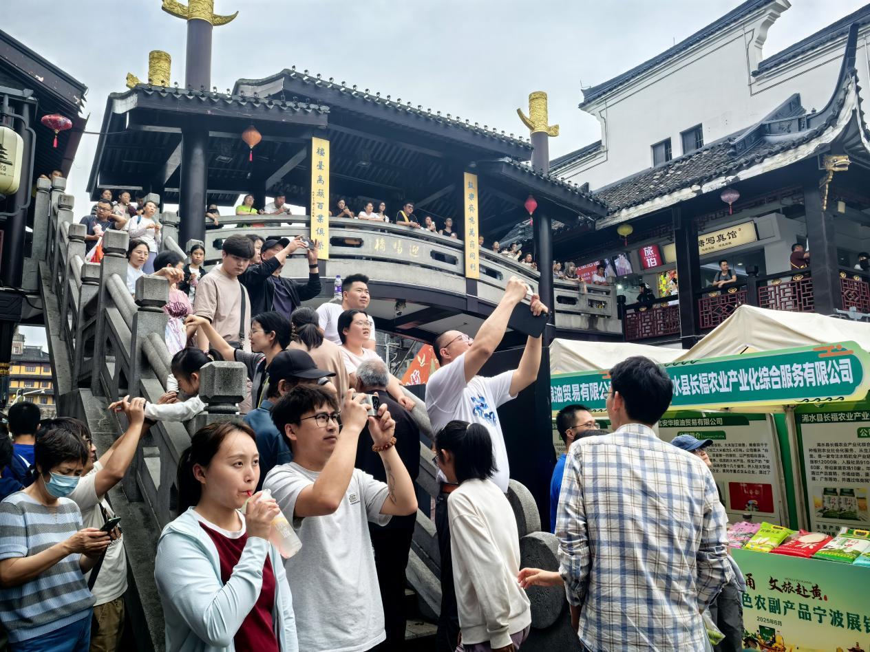 （黄冈百余种地标优品亮相宁波鼓楼沿）