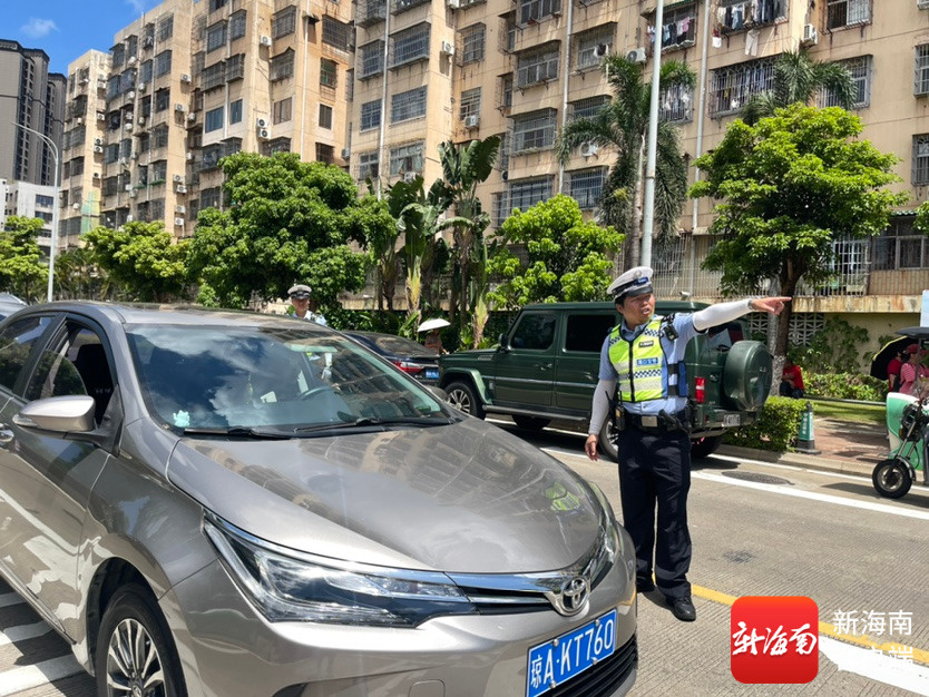 交警正在考场外维持交通秩序。记者 王燕珍 摄