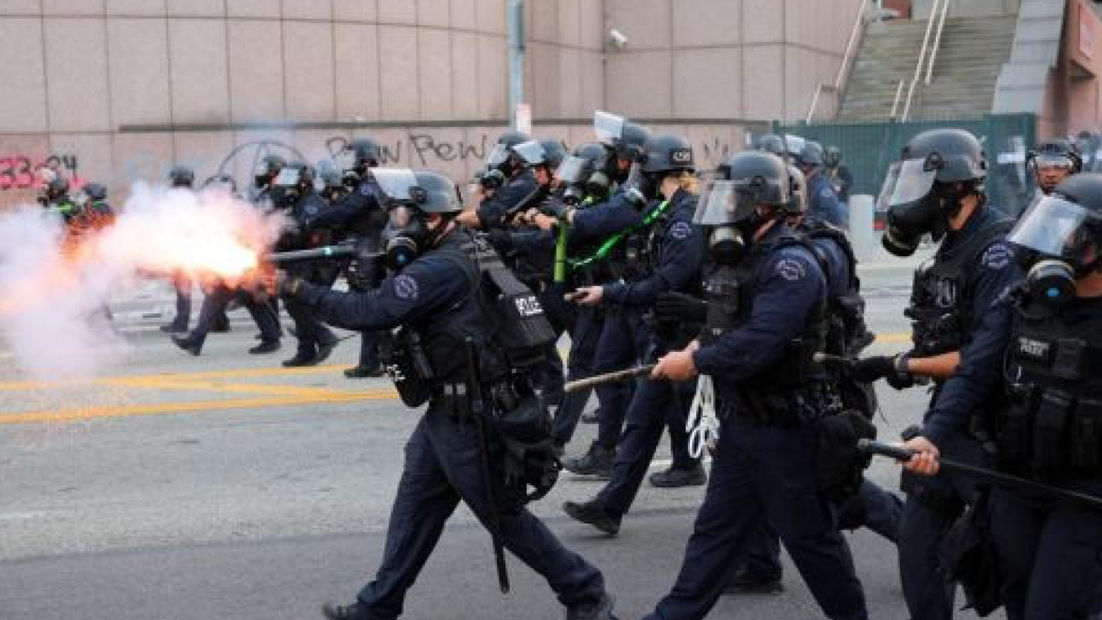 洛杉矶警民激烈对峙，十余名抗议者被捕