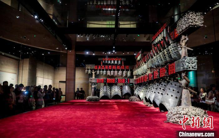 6月11日，游客在湖北省博物馆参观曾侯乙编钟。中新社记者 张畅 摄