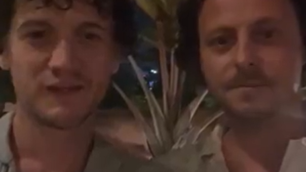 两名英国年轻人前一天还在怀念旅行，第二天遭遇空难永远留在了印度