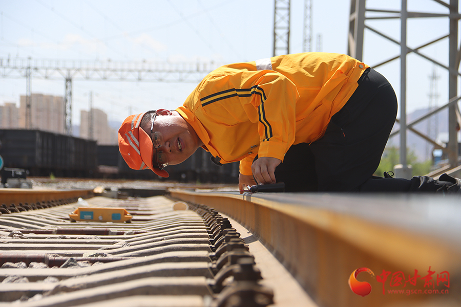 凤凰山下高温巡检忙