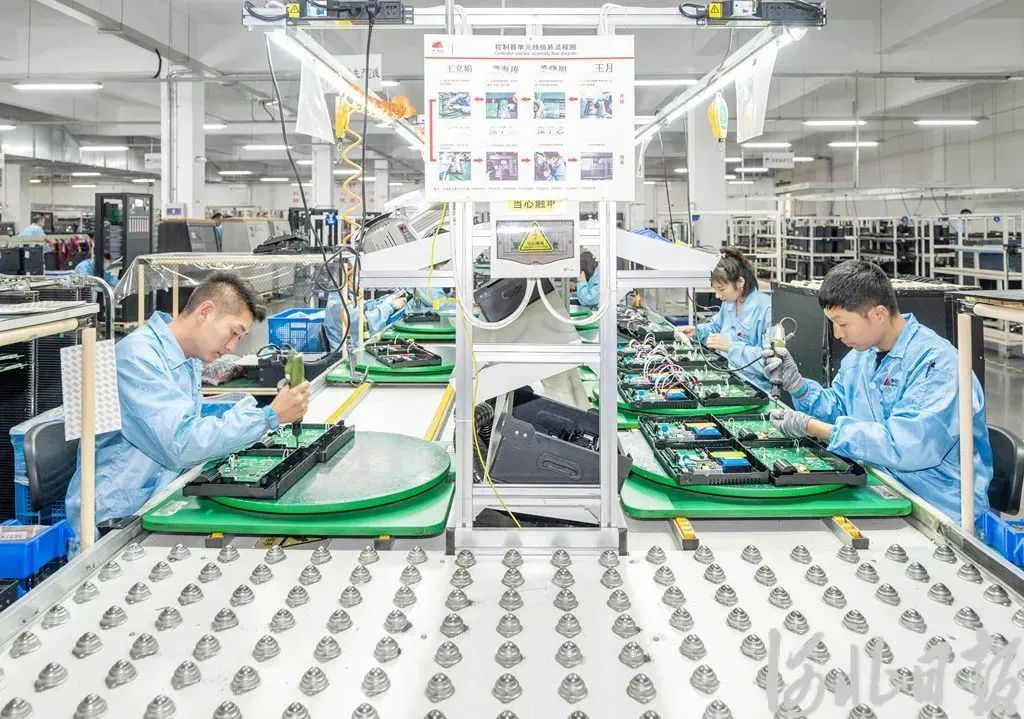 近日，秦皇岛泰和安科技有限公司工人在生产线上有序工作。