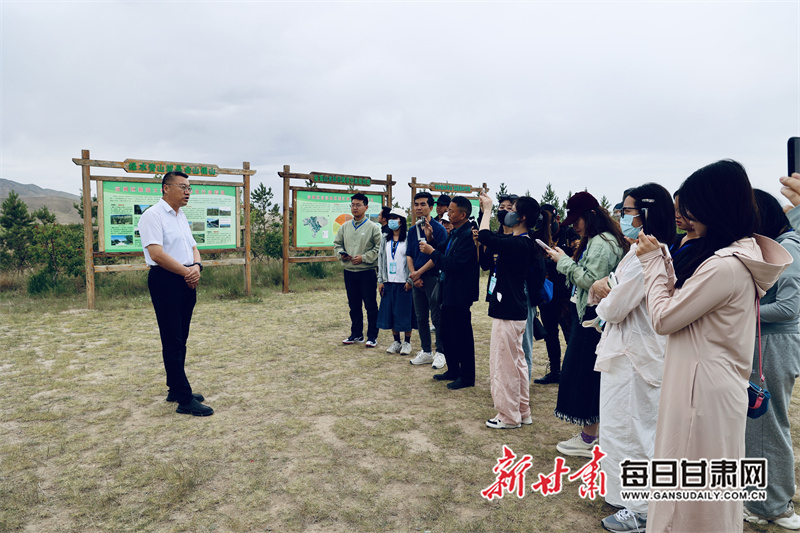 凉州区林业局党组书记、局长陆科介绍生态林情况