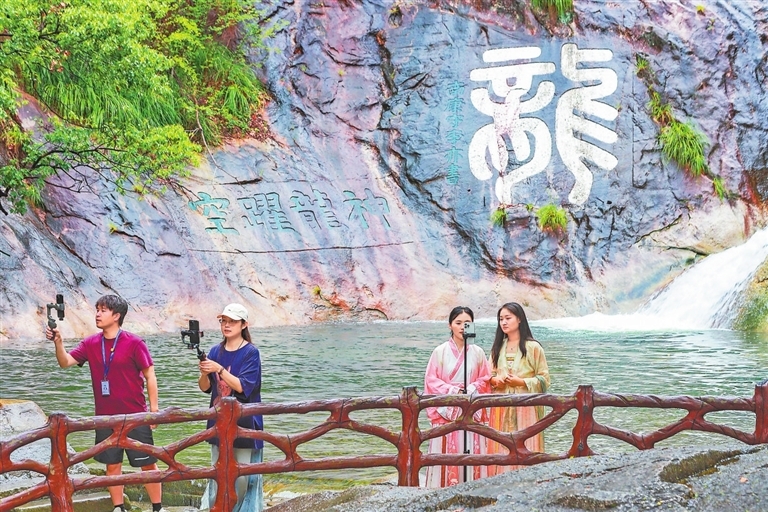 主播们在庐山秀峰景区龙潭景点直播。 通讯员 韩俊烜摄