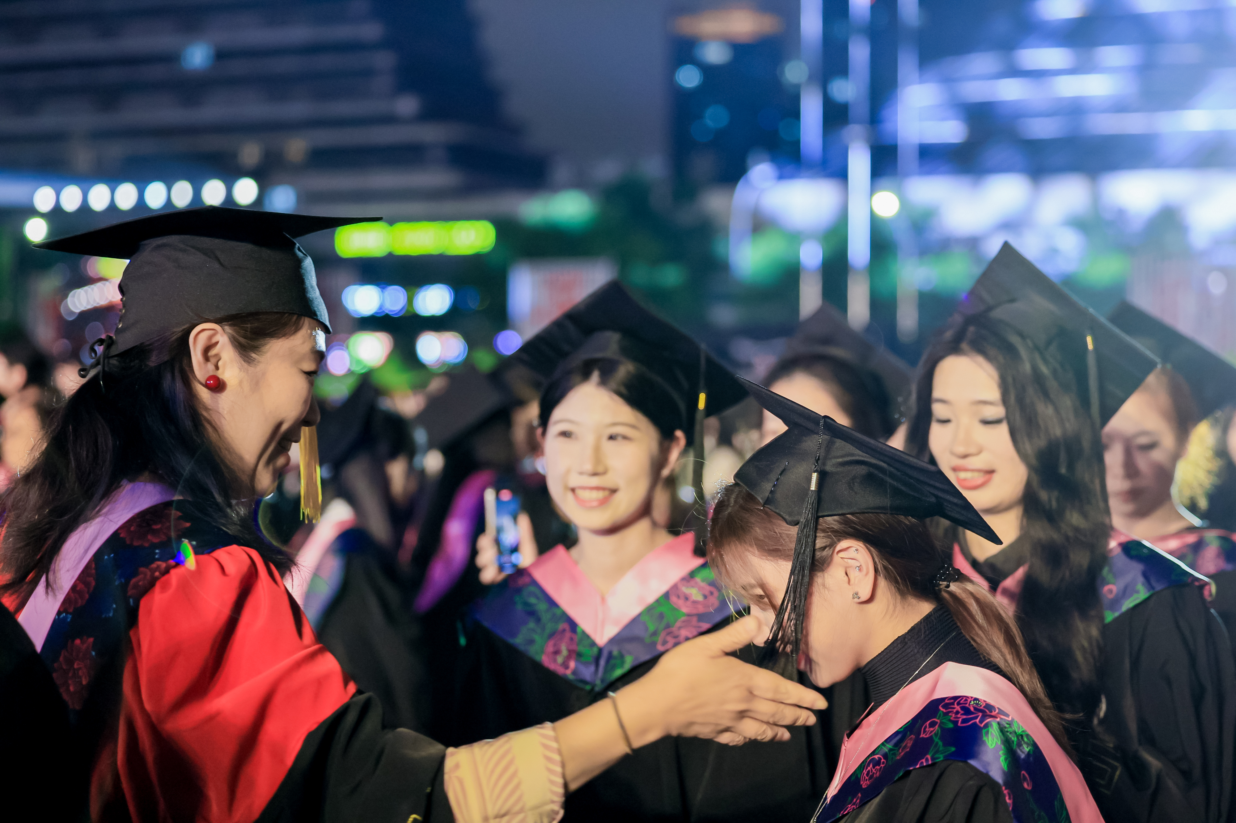 宁波这所高校的毕业典礼燃爆夏夜