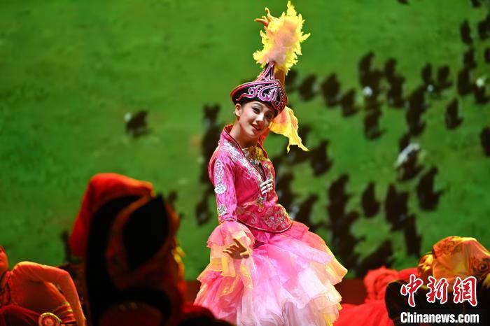 2024年8月15日晚，甘肃省酒泉市阿克塞哈萨克族自治县迎来该县成立70周年慰问演出。图为演职人员进行演出。资料图　李亚龙　摄