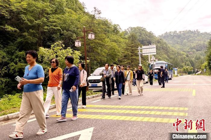 2025年6月，“山西旅居康养首发团”在留坝徒步游览。　张威 摄