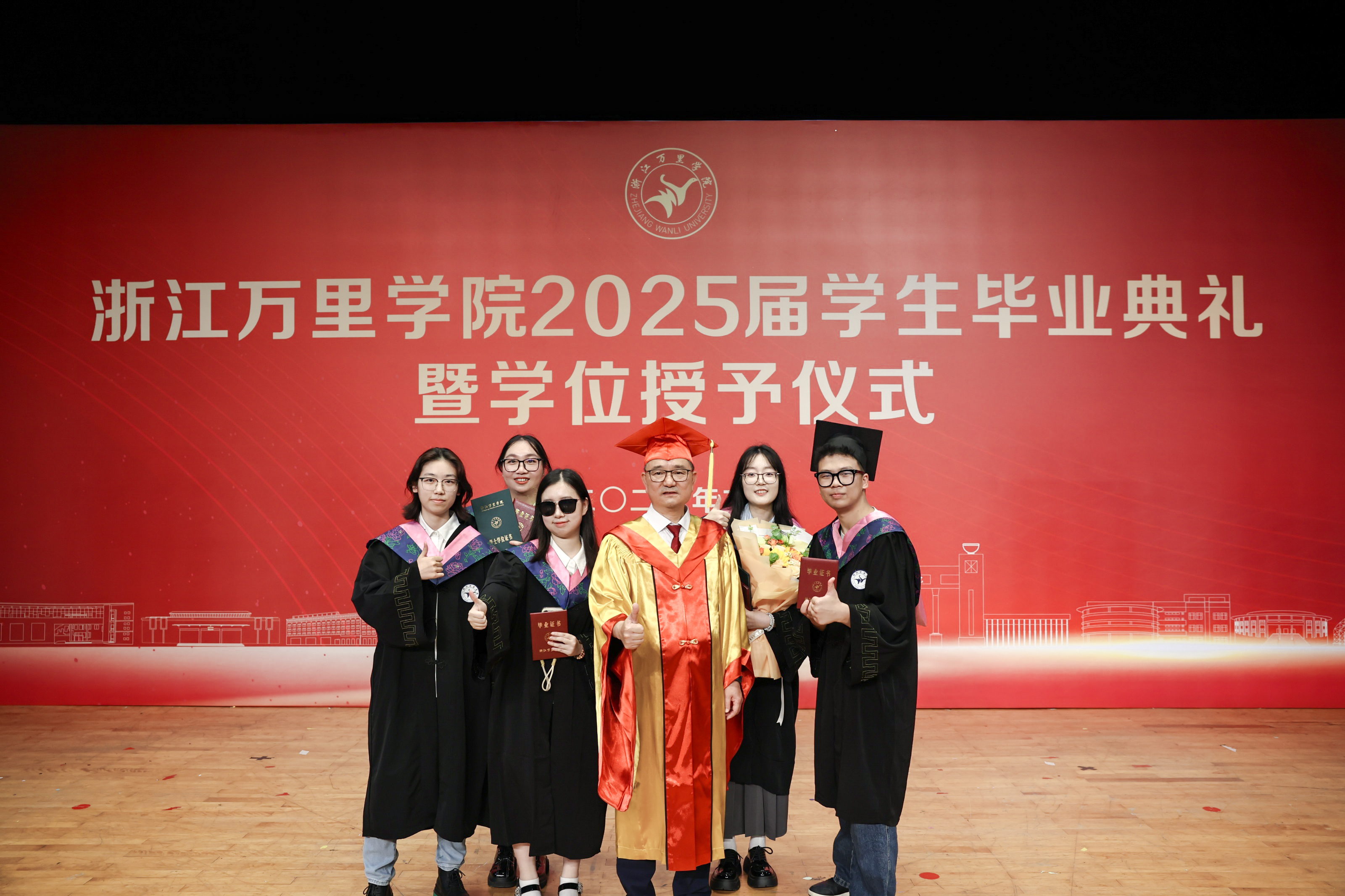 宁波这所高校的毕业典礼燃爆夏夜