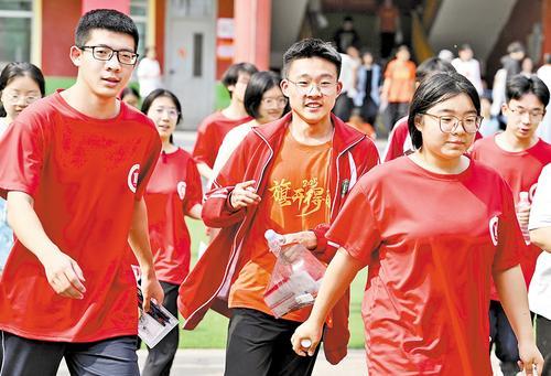 6月9日下午，结束考试的高考考生走出宁晋中学考点。 本报记者 赵永辉摄