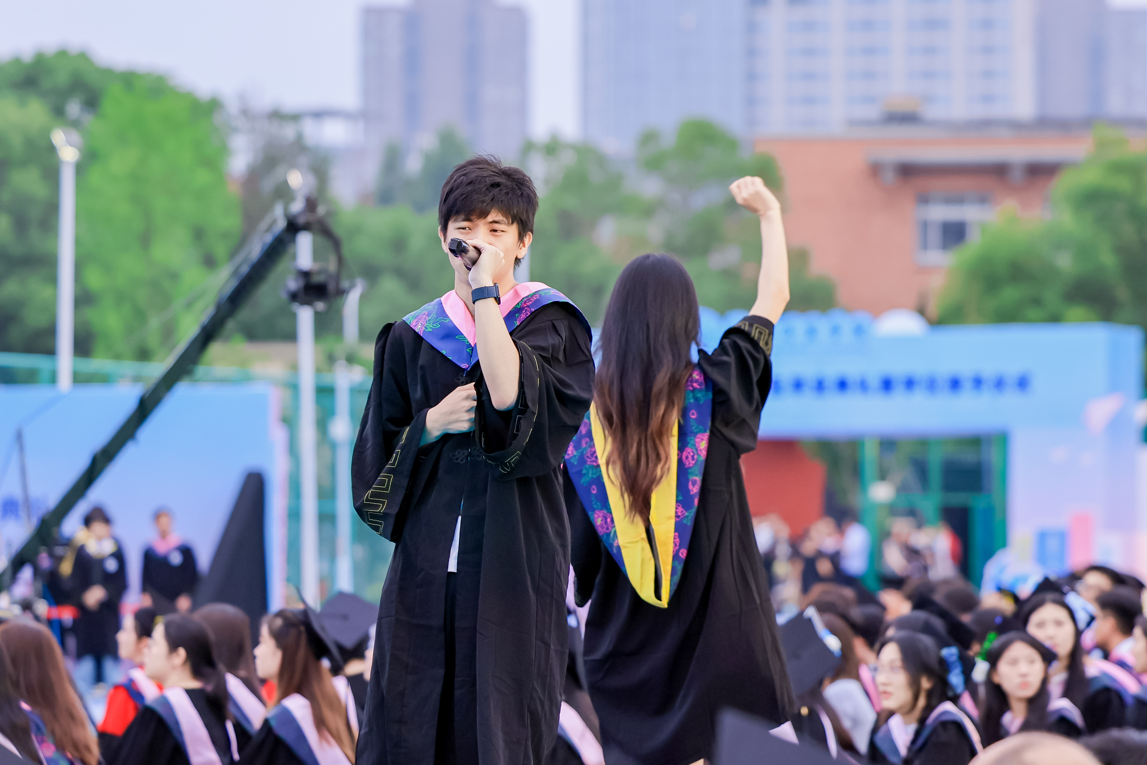 宁波这所高校的毕业典礼燃爆夏夜
