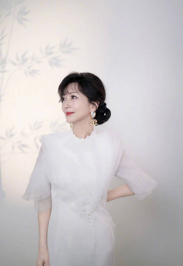 71岁赵雅芝简直就是不老女神，美貌在线！