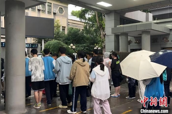 图为考生们排队步入考场。 张桐若 摄