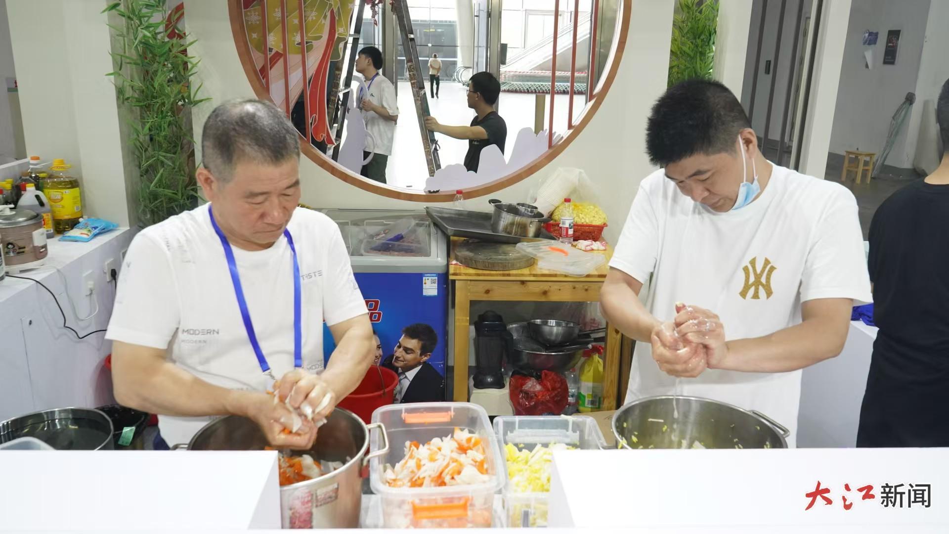 參展商正在準備食材
