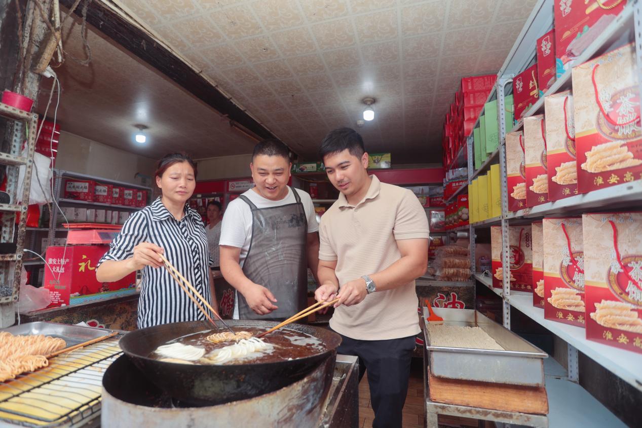青年记者体验制作淮安馓子 摄制王昊