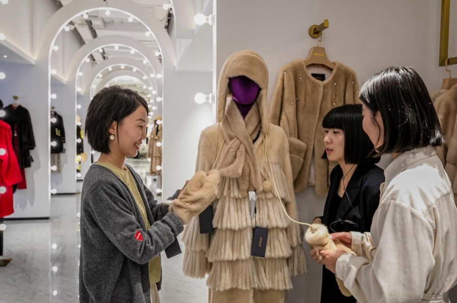 尚村裘皮服装紧跟时尚潮流。吕国良 摄