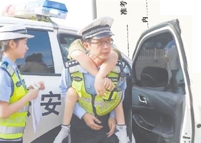 民警背行動不便考生赴考（視頻截圖）
