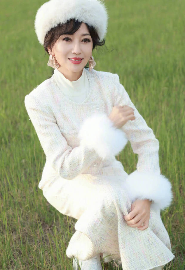 赵雅芝笑容满面，亲和力十足。