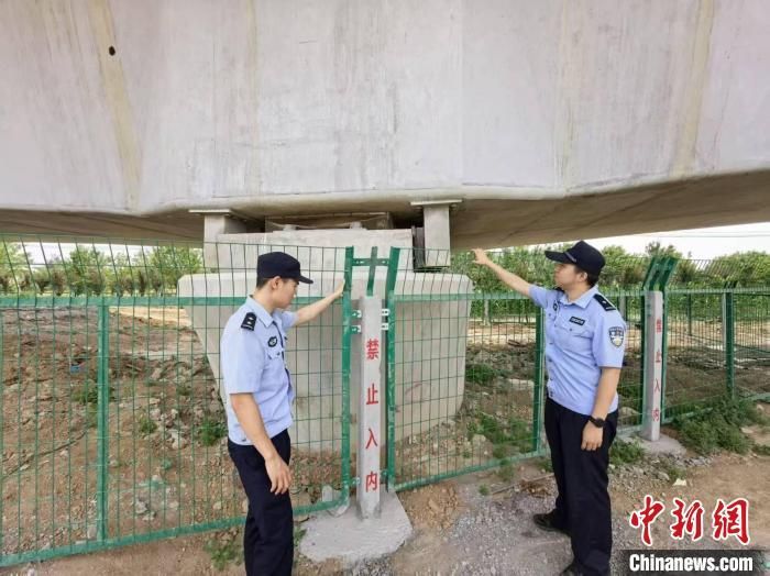 西安铁路公安处民警对高铁沿线护网开展安全隐患排查。王小东 摄