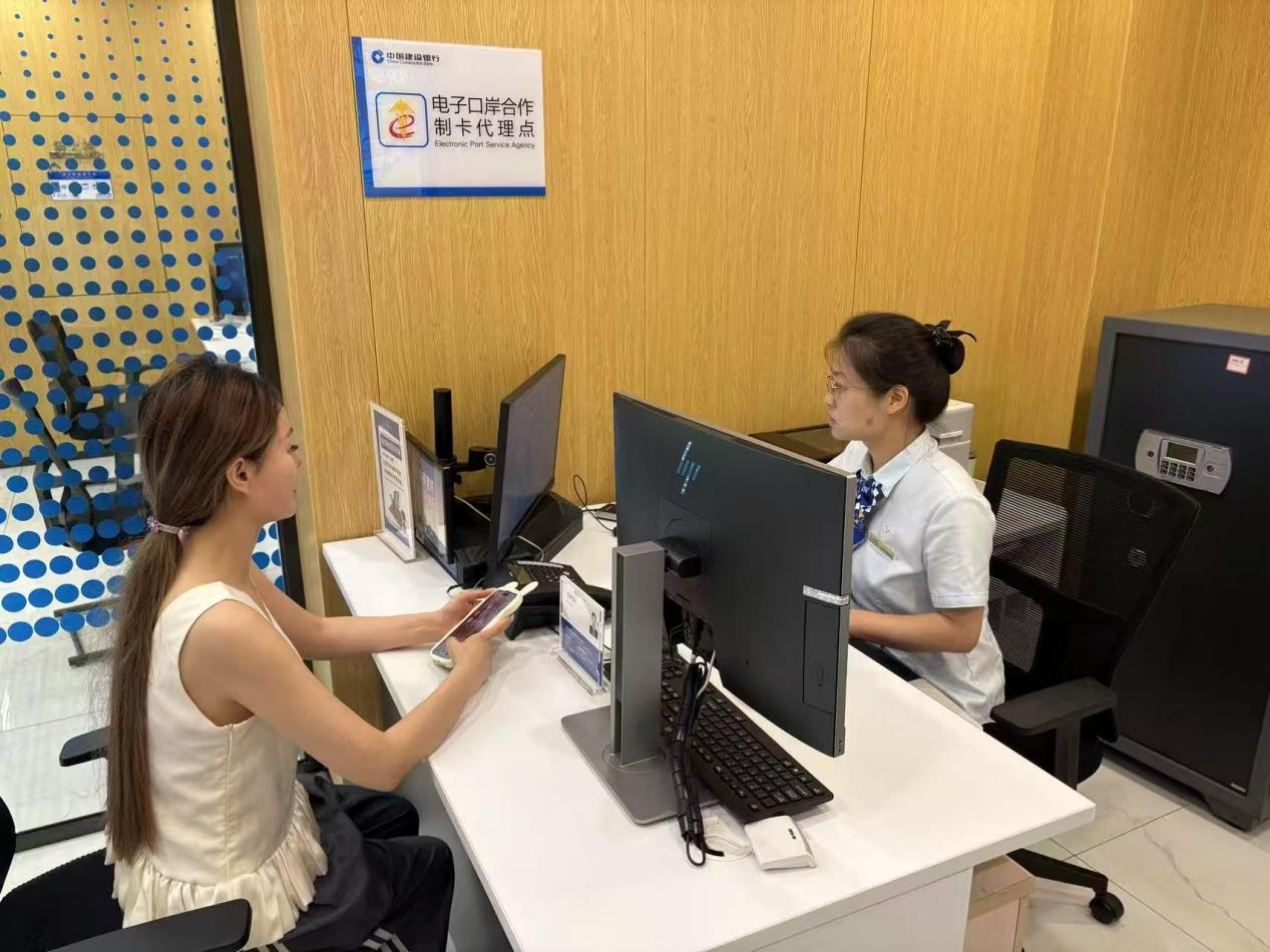 （图注：关银一KEY通代办点为客户发放共享盾。）