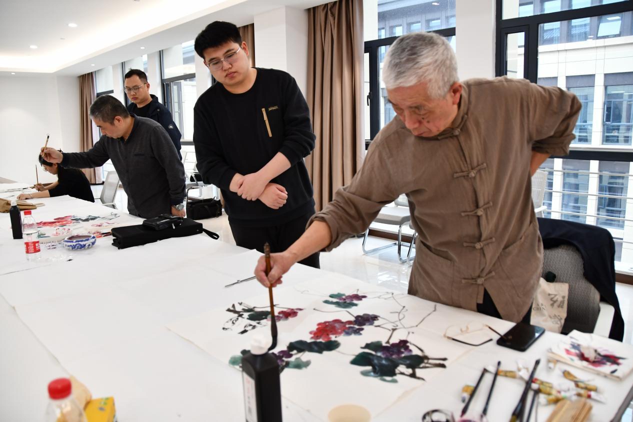 图为文艺工作者正在进行创作。