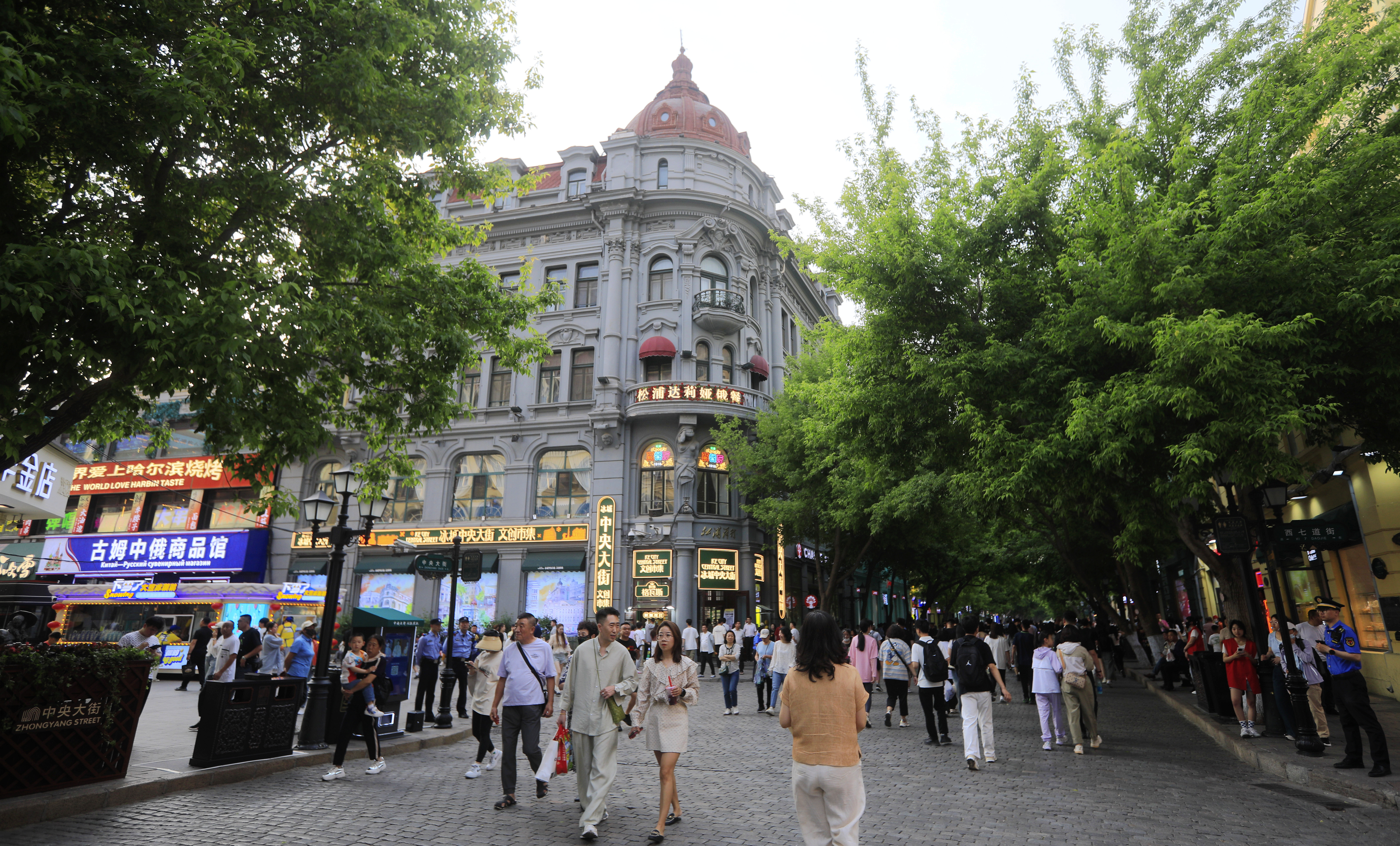 游客和市民漫步中央大街