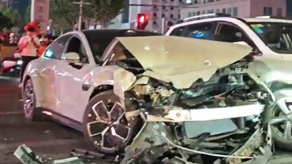 小米SU7路口连撞多车，当地：未造成人员死亡，车主已被警方控制