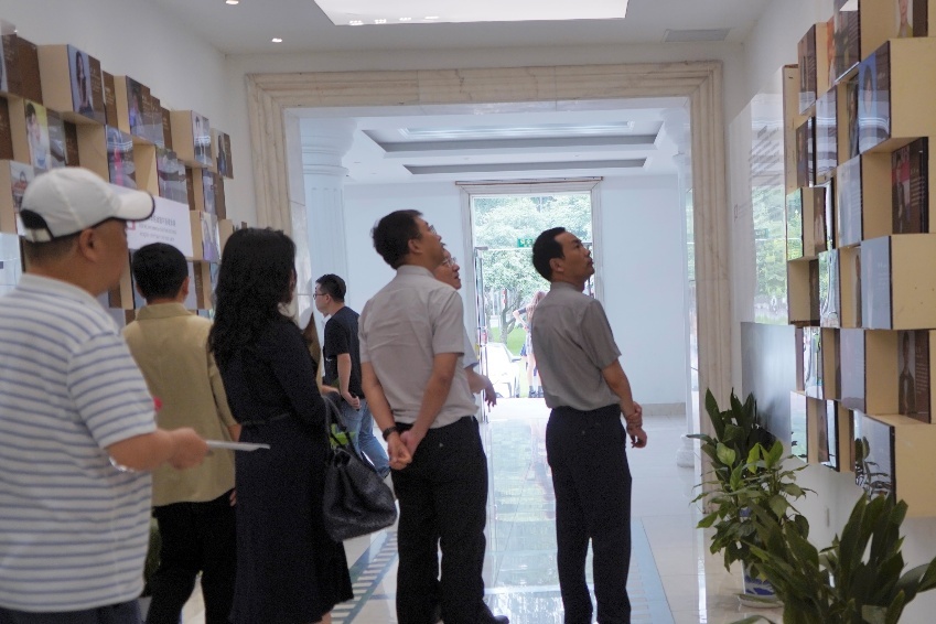 嘉宾参观戏剧与影视学院作品展陈