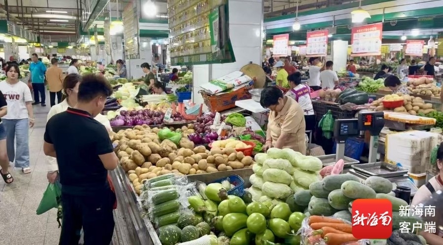 市民在农贸市场内选购菜品。记者 王子遥 摄