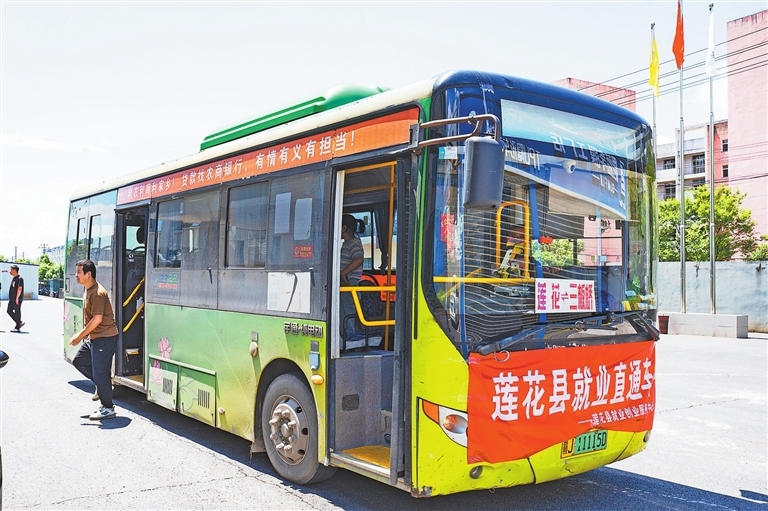 莲花县就业部门组织返乡人员入企参观。 本报全媒体记者 侯艺松摄