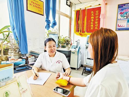 6月5日，曲周县中医院治未病科主任张金燕（左）为患者看诊。本报记者 赵泽众摄