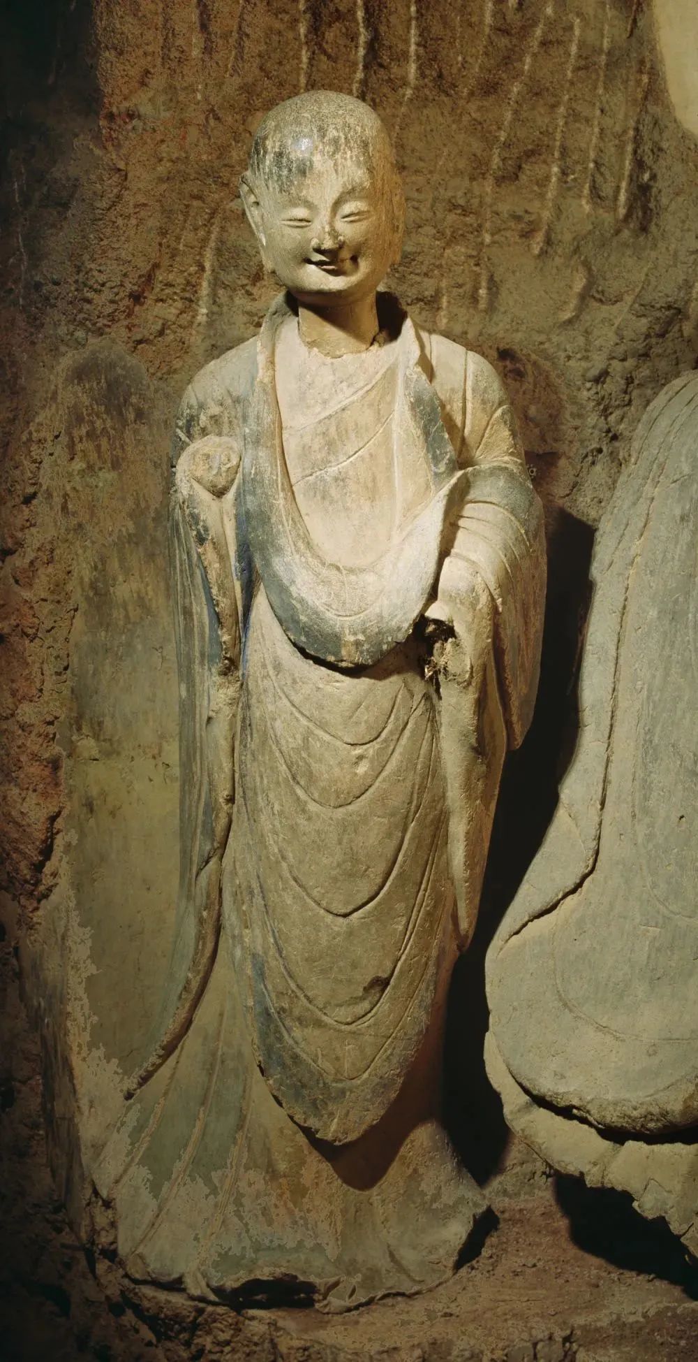 麦积山石窟第133窟小沙弥立像，因微笑迷人，被誉为“东方微笑”。图源：麦积山石窟艺术研究所