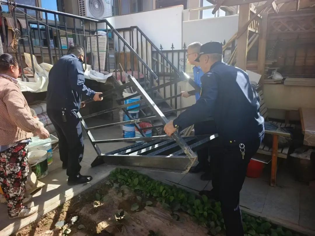 △执法人员帮助住户拆除违建