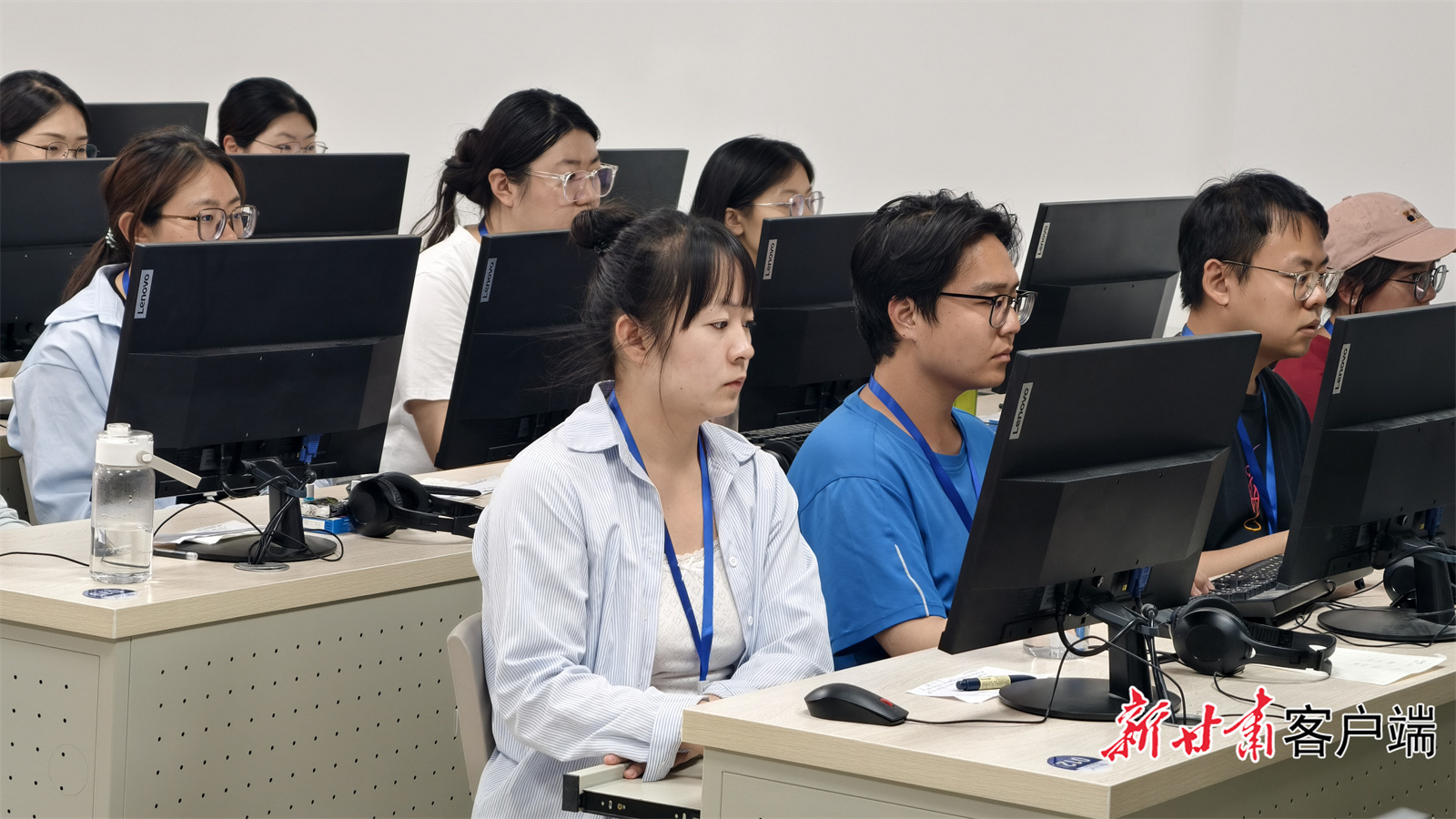 甘肃高考阅卷现场实拍来了 家长沉浸式看娃分数咋诞生