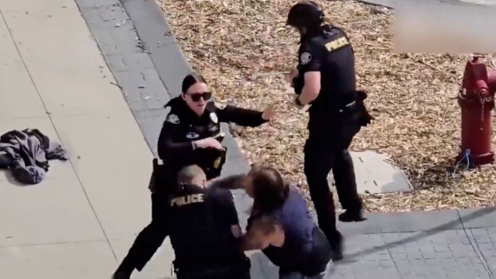 美国男子4拳暴揍3警察，逃跑时当街被捕，将面临持有毒品、拒捕、袭警等指控