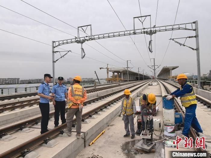西安铁路公安处民警对路基施工现场开展安全检查。王小东 摄