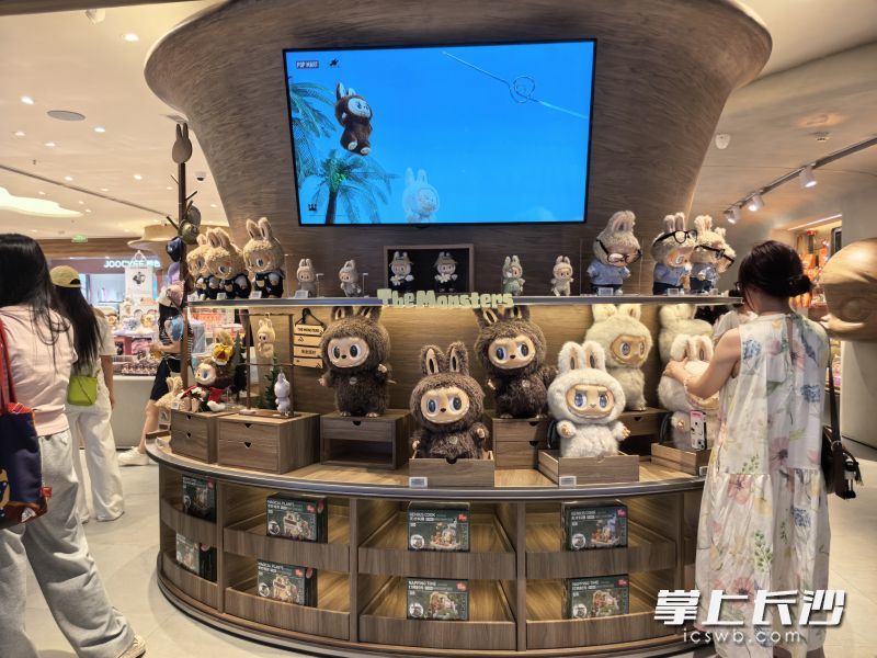 泡泡玛特门店里的Labubu公仔很是惹眼。均为长沙晚报全媒体记者 陈星源 摄