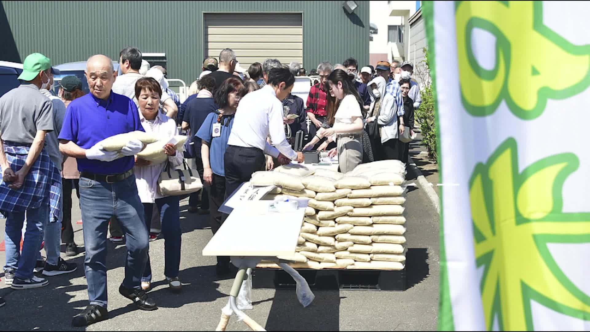 日本政府储备米线下开售，上千人排队数小时抢购，有顾客凌晨1点就到店排队