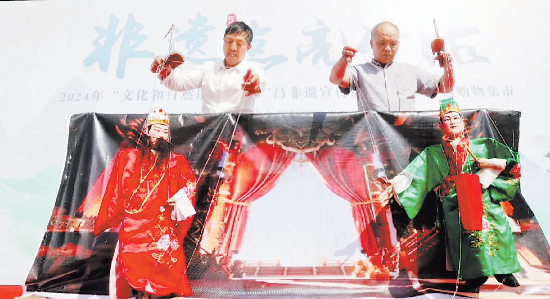 近日，当地木偶戏剧团送戏下乡。