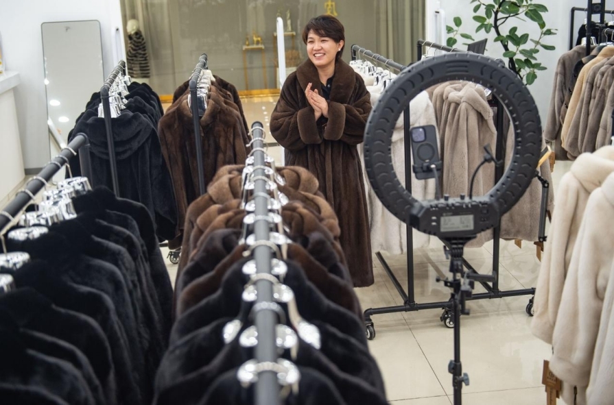 直播销售裘皮服装。傅新春 摄