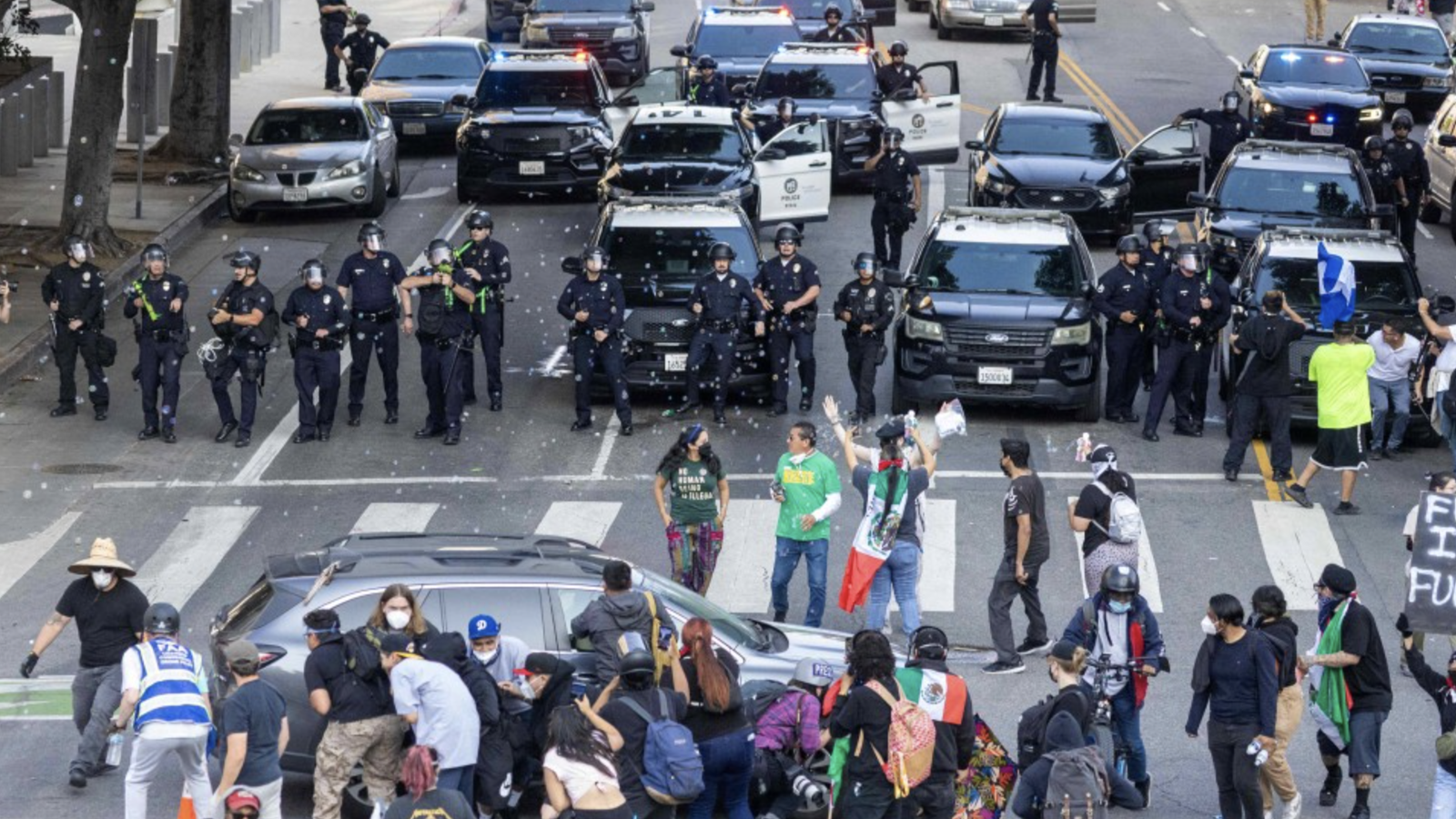 洛杉矶民众要求移民与海关执法人员撤离