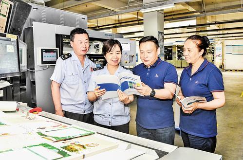 近日，在保定兴润车桥制造有限公司，保定竞秀区税务部门工作人员（左一、左二）在为该公司工作人员讲解税务政策。 本组图片由侯虓摄